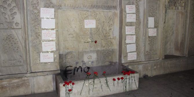 Beyoğlu’nda Bir Kişinin Donarak Hayatını Kaybettiği Yere Karanfiller Bırakıldı