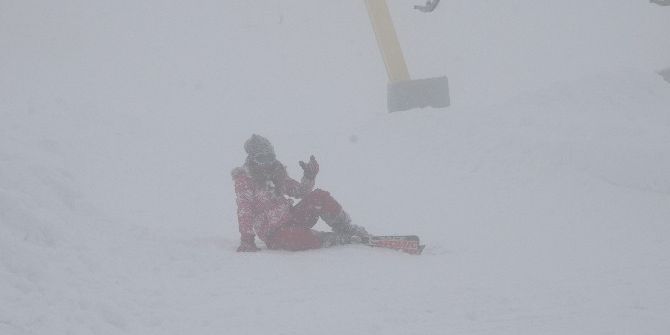 Tatilcilerin Yoğun Sis Altında Kayak Keyfi