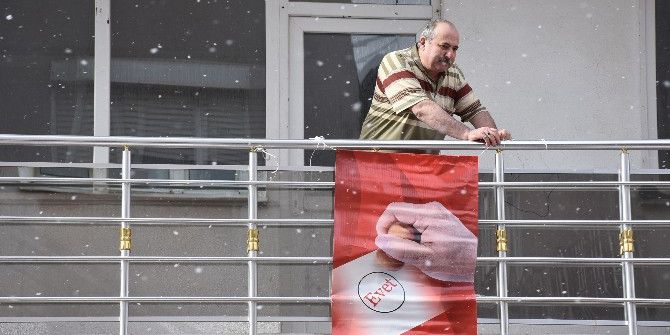 Bayrak Asan Dayı: “Bayrağımı Asacağım, ’Evet’e Basacağım’