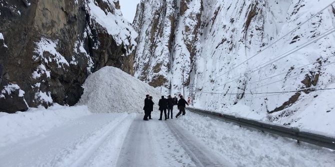 Hakkari-van Karayoluna 4 Noktada Çığ Düştü