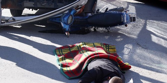 Vatandaşın Kaza Geçiren Yaralıya İlk Yardımı Bu Kez Soğuktan Korumak Oldu