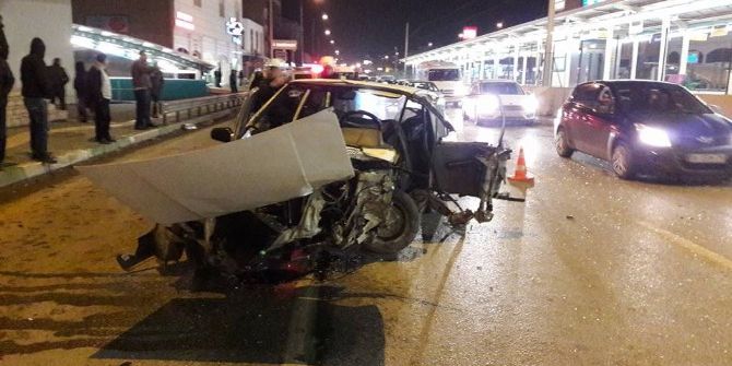 Metro Durağında Elektrik Direğine Çarpan Araç Hurdaya Döndü: 2 Yaralı