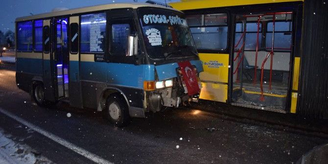 Buzlu Yolda Kayan Minibüs Halk Otobüsüne Çarptı