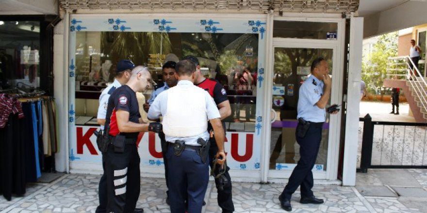 Antalya’da Kuyumcuya Polis Baskını