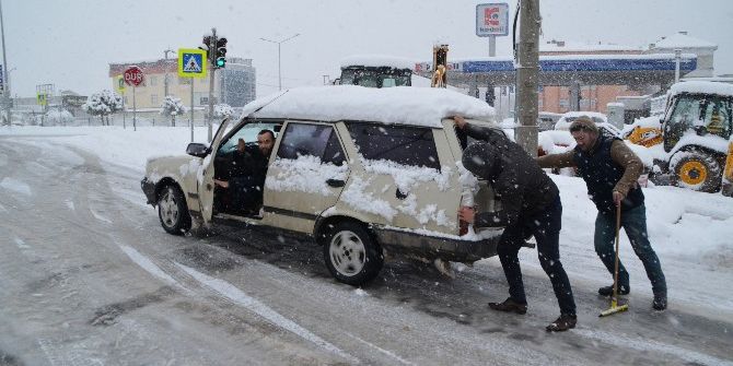 Bafra’da Sürücülerin Karla İmtihanı