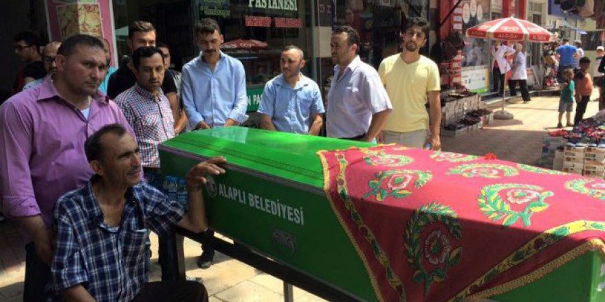 Trafik Kazasında Ölen Anne Ve Oğlu Yan Yana Defnedildi