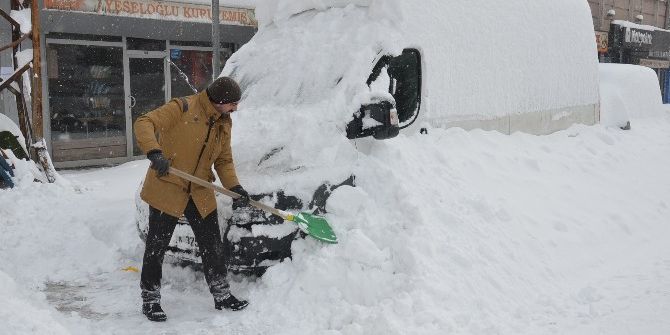 Yüksekova Kara Gömüldü