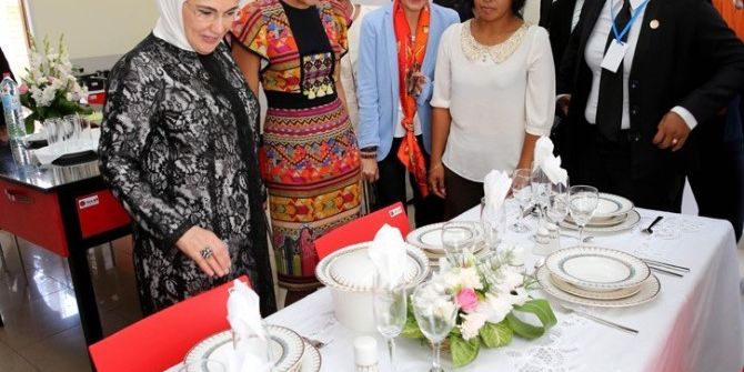 Emine Erdoğan Madagasgar’da Güral Porselen’in Ürünlerini İnceledi