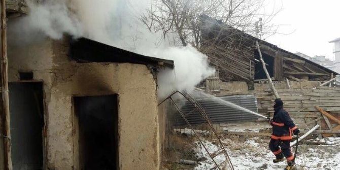 Elazığ’da Metruk Evde Yangın Çıktı