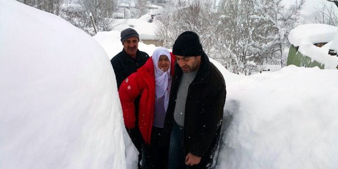 Yoğun Karda Evinde Mahsur Kalan Hastaları Afad Kurtardı