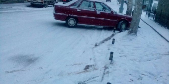 Karlı Yolda Kayan Araçlar Güvenlik Kamerasına Yansıdı