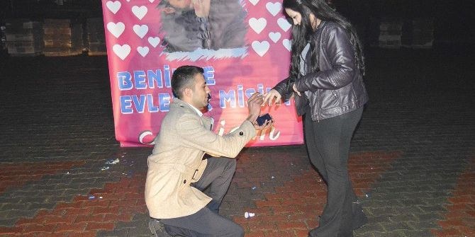 Genç Aşıktan Sürpriz Evlenme Teklifi