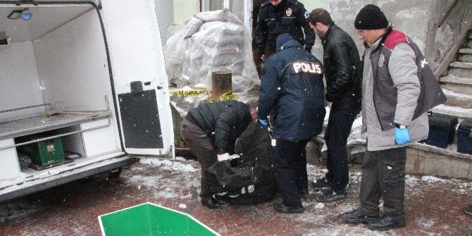 Torbanın Tutma Yeri Kopunca Ceset Yere Düştü