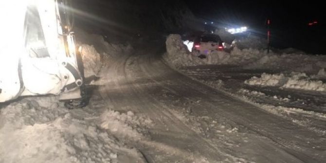 Hamur’da Mahsur Kalan Yolcular Kurtarıldı
