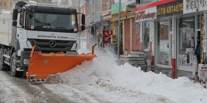 Başkale’de Kar Hayatı Felç Etti