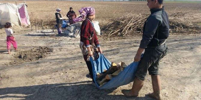 Isınmak İçin Kıyafetlerini Yakan Suriyelilere Odun Yardımı