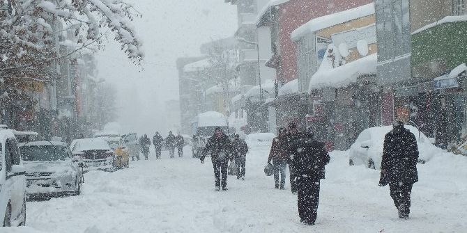 Malazgirt’te Kar Köy Yollarını Ulaşıma Kapattı