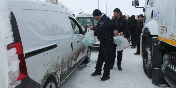 Tutak Kaymakamlığı Tarafından Mahsur Kalan Yolculara Yiyecek İkramı Yapıldı