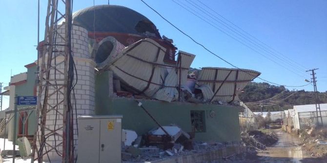 Bozyazı’da Fırtınaya Dayanamayan Cami Minaresi Yıkıldı