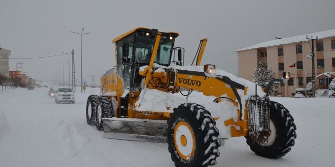 Bitlis’te 100 Araç Karda Mahsur Kaldı