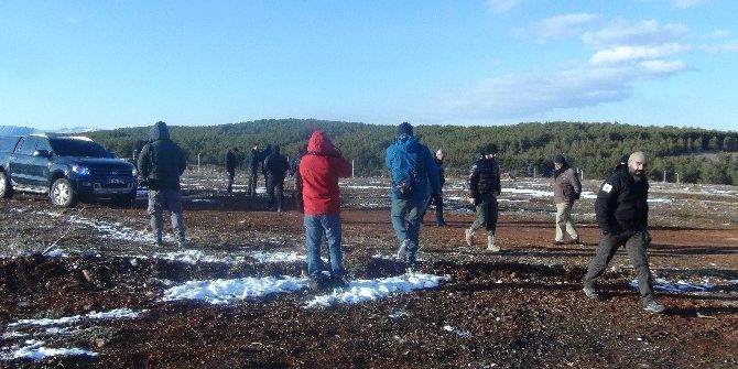 Toprağa Gömülen Köpek Leşi Polisi Alarma Geçirdi