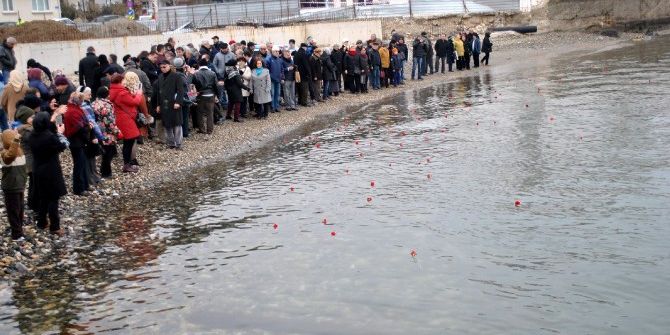 Mübadiller Denize Karanfil Bıraktı