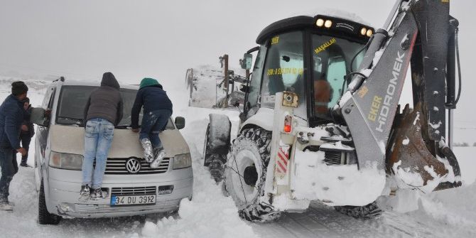 Tatvan’da Yolda Mahsur Kalan 21 Kişi Kurtarıldı