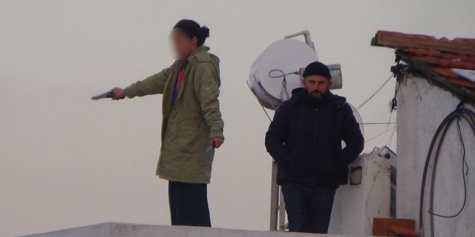 13 Yaşındaki Kız Bir Elinde Silah Bir Elinde Bıçakla İntihara Kalkıştı