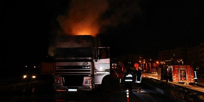 Kastamonu’da Beyaz Eşya Yüklü Tır Yandı