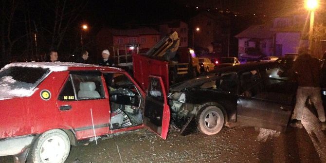 Polisin Dur İhtarına Uymadı Kaza Yaptı: 2 Yaralı