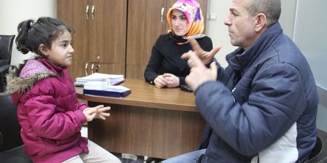 Küçük Şevval Engelli Babasının Duyan Kulağı, Konuşan Dili Oluyor