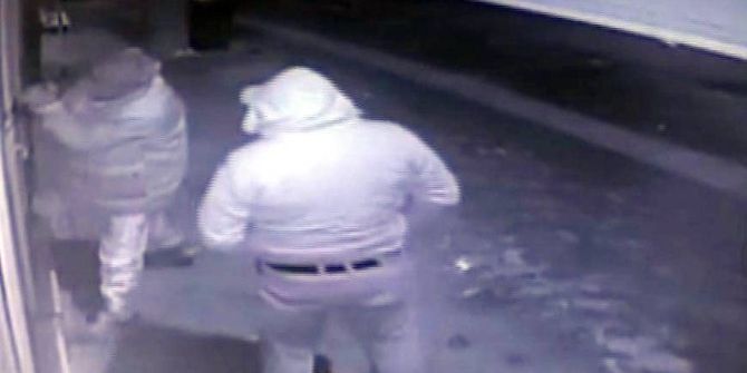 Hırsızlar Parmak İzlerini Mendille Temizleyip Kaçtı