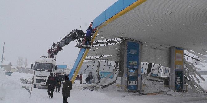 Muş’ta Akaryakıt İstasyonunun Çatısı Çöktü