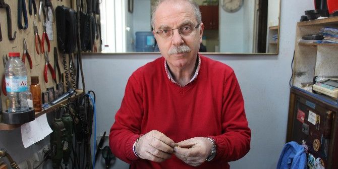 Ekmeğini Altından Çıkartıyor