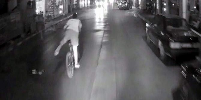 Yoğun Trafikte Akrobatik Hareketler Sergileyen Bisikletli Düşüp Yaralandı