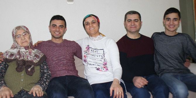 Askerden Habersiz Dönen Genç Yaptığı Sürprizle Ailesini Ağlattı