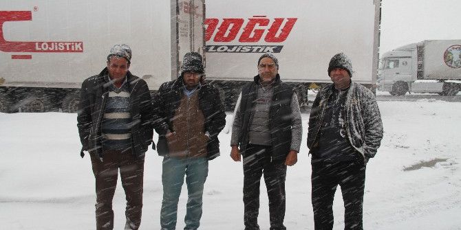 Yollar Kapanınca Tır Sürücüleri Muradiye’ye Sığındı