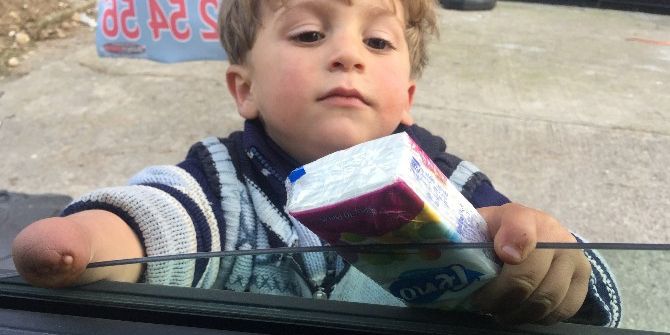 Savaşta Elini Kaybeden Küçük Hüseyin Mendil Satıyor