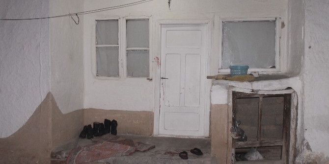 Tartıştığı Eşini 8 Yerinden Bıçakladı