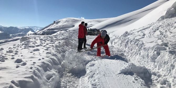 Hakkari’de Kayak Merkezi Yoluna Çığ Düştü