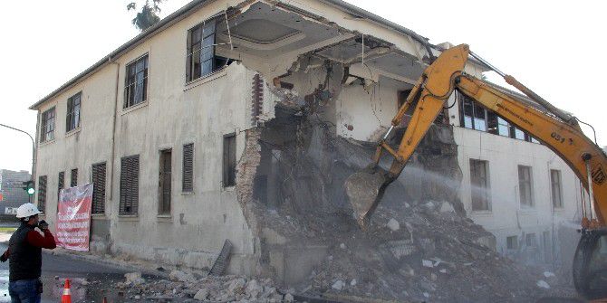 Eski Adana Orduevi’nin Yıkımına Başlandı