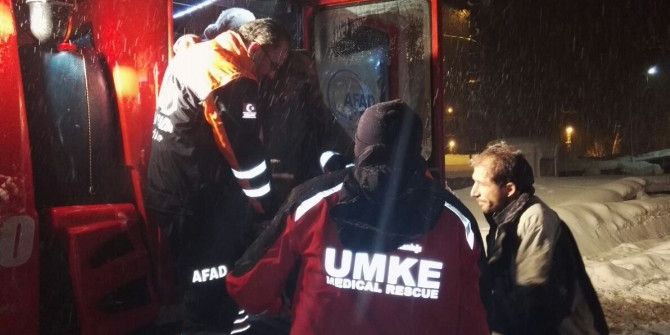 Karda Mahsur Kalan Hastanın Yardımına Afad Ve Umke Yetişti