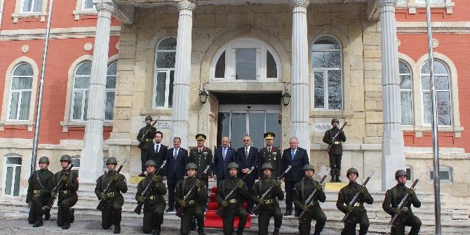 Milli Savunma Bakanı Işık, Edirne Garnizon Komutanlığını Ziyaret Etti