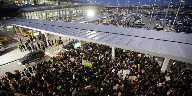 Binlerce Kişi Havalimanlarında Trump’ı Protesto Etti