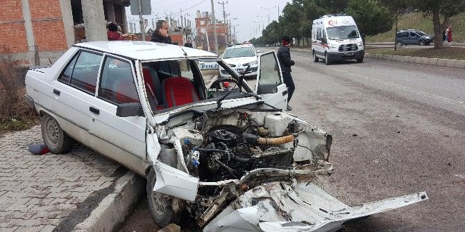 Otomobil Ağaca Çarptı: 1’i Ağır 2 Yaralı