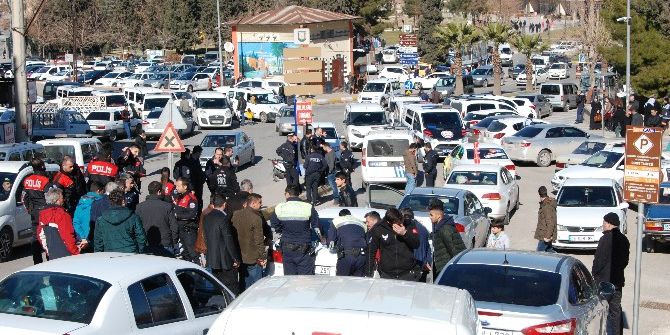 Düğün Konvoyunda Pkk’yı Simgeleyen Bez Parçası Taşıyanlara Müdahale