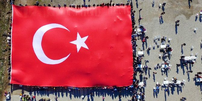 Doğa Yürüyüşünde Bin Metrekare ‘Türk Bayrağı’ Açtılar