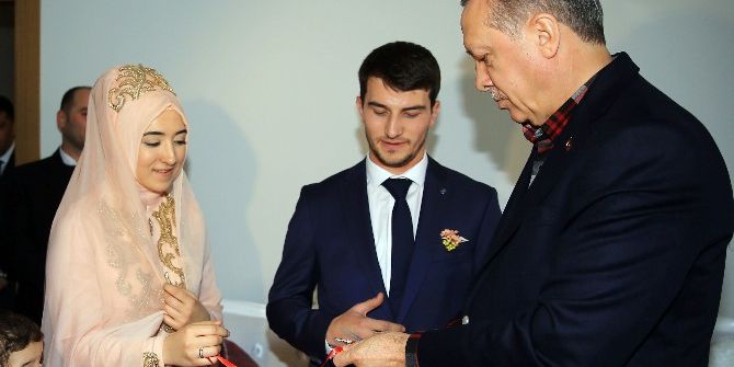 Cumhurbaşkanı Erdoğan, 15 Temmuz Gazisiyle Aynı Binada Oturan Çiftin Nişan Yüzüklerini Taktı