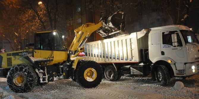 Tatvan Belediyesinden Kar Temizleme Çalışması