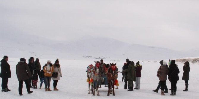Buz Tutan Çıldır Gölü Üzerinde Atlı Kızak Keyfi